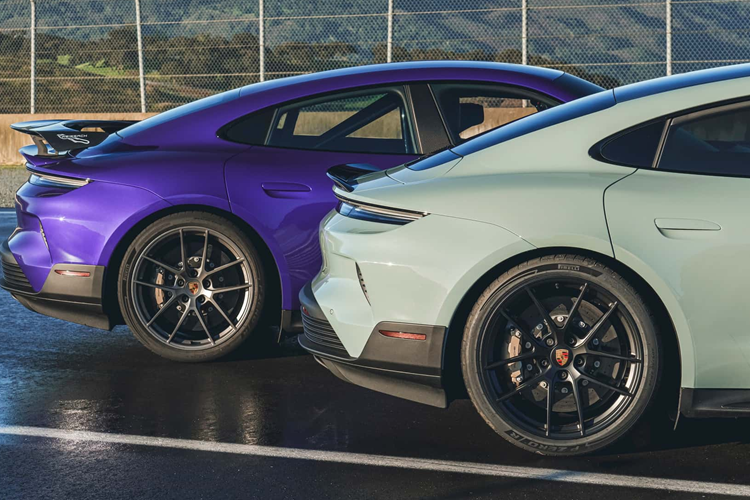 Xe được trang bị hệ thống treo thích ứng Porsche Active Ride, kết hợp cùng bộ mâm đúc kích thước 21 inch trọng lượng nhẹ, giúp tối ưu hiệu quả làm mát phanh. Đi kèm với đó là đĩa phanh bằng chất liệu Ceramic Composite (PCCB).