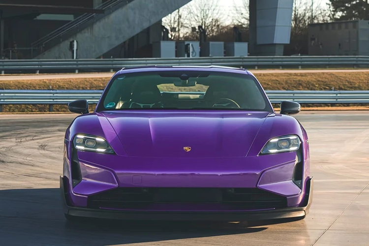 Bằng cách sử dụng nhiều các loại vật liệu siêu nhẹ, Taycan Turbo GT có trọng lượng không tải là 2.290 kg, nhẹ hơn 5 kg so với bản Turbo S. Gói Weissach giúp xe giảm trọng lượng hơn nữa, đây là tùy chọn miễn phí trên Taycan Turbo GT.