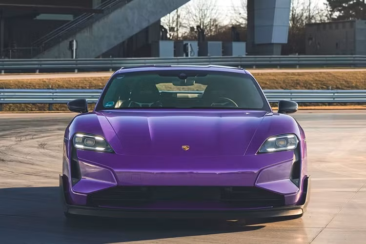 Bằng cách sử dụng nhiều các loại vật liệu siêu nhẹ, Taycan Turbo GT có trọng lượng không tải là 2.290 kg, nhẹ hơn 5 kg so với bản Turbo S. Gói Weissach giúp xe giảm trọng lượng hơn nữa, đây là tùy chọn miễn phí trên Taycan Turbo GT.