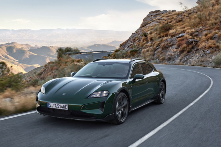 Không chỉ vậy, Taycan Turbo GT còn thành công chinh phục đường đua “Địa ngục xanh” Nürburgring, trở thành "chiếc coupe bốn cửa nhanh nhất mọi thời đại", xô đổ kỷ lục trước đó của Tesla Model S Plaid. Dự đoán sau Malaysia, thị trường Việt Nam cũng sẽ sớm đón nhận mẫu xe này.