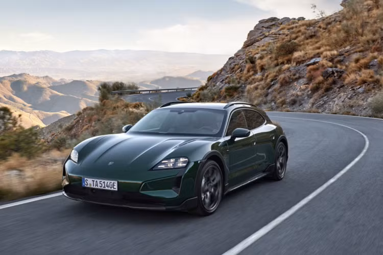 Không chỉ vậy, Taycan Turbo GT còn thành công chinh phục đường đua “Địa ngục xanh” Nürburgring, trở thành "chiếc coupe bốn cửa nhanh nhất mọi thời đại", xô đổ kỷ lục trước đó của Tesla Model S Plaid. Dự đoán sau Malaysia, thị trường Việt Nam cũng sẽ sớm đón nhận mẫu xe này.