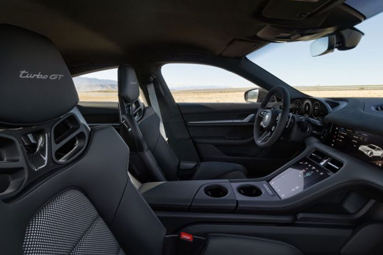 Tốc độ tối đa của xe là 290 km/h. Đi kèm với việc tăng công suất, hãng xe Porsche cũng chú trọng tới việc tối ưu hóa trọng lượng của mẫu xe này. Các chi tiết như viền trụ B, ốp gương cửa và tấm ngưỡng cửa được làm từ vật liệu carbon, ghế xô bằng carbon theo tiêu chuẩn, ốp cốp xe nhẹ hơn và loại bỏ chức năng nắp cốp xe chỉnh điện.