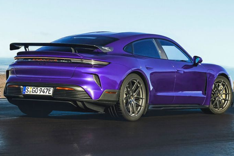 Với tư cách là mẫu xe mạnh nhất trong lịch sử của Porsche, Taycan Turbo GT đã nhanh chóng xác lập hàng loạt kỷ lục mới. Mới đây, mẫu xe điện này đã đạt danh hiệu "xe điện sản xuất hàng loạt nhanh nhất" tại đường đua Weathertech Laguna Seca với thành tích ấn tượng là 1:27.87.