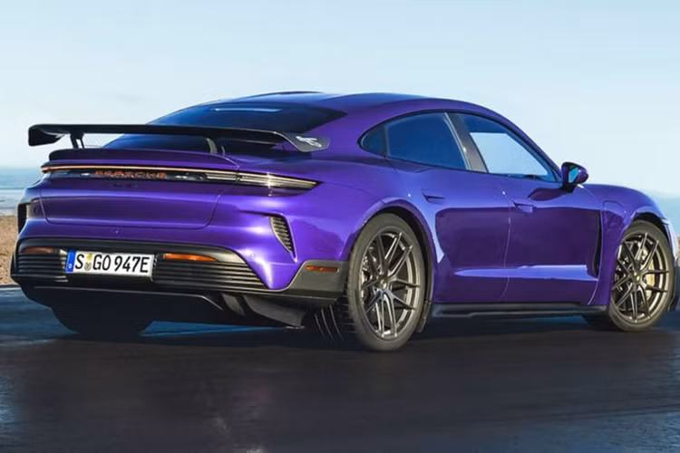 Với tư cách là mẫu xe mạnh nhất trong lịch sử của Porsche, Taycan Turbo GT đã nhanh chóng xác lập hàng loạt kỷ lục mới. Mới đây, mẫu xe điện này đã đạt danh hiệu "xe điện sản xuất hàng loạt nhanh nhất" tại đường đua Weathertech Laguna Seca với thành tích ấn tượng là 1:27.87.