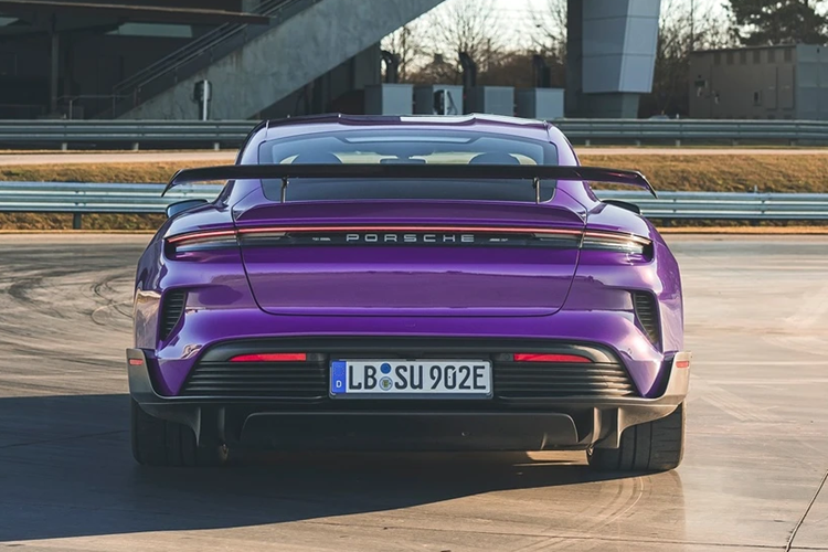 Trang bị này giúp xe có lực ép xuống mặt đường lên tới 219 kg và giảm trọng lượng 70 kg so với Turbo S. Để làm được điều này, hãng xe Đức đã thay ghế sau của Taycan bằng không gian chứa đồ ốp sợi carbon. Đồng hồ analog, thảm sàn, cốp xe và cổng sạc AC bên người lái được loại bỏ và cũng chỉ còn 4 loa.