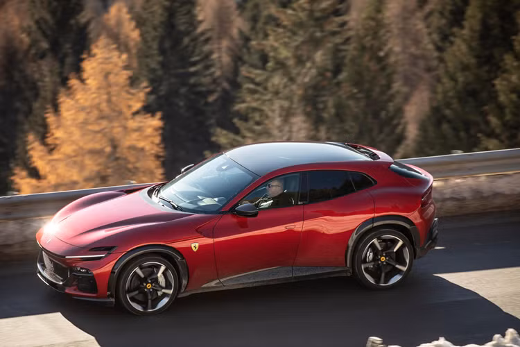 Ngoài ra còn có một số chiếc Ferrari SF90 Stradale có giá dưới 600.000 USD (tương đương khoảng 14,2 tỷ đồng), dù tính thực dụng không bằng Purosangue, nhưng nó nhanh hơn đáng kể.