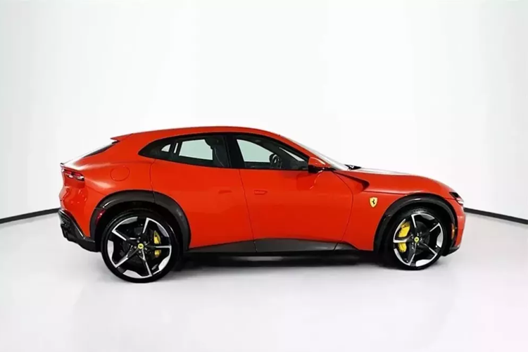 Ferrari Purosangue hiện là mẫu siêu SUV đầu tiên xuất hiện trên thị trường xe đã qua sử dụng tại Hoa Kỳ lại được niêm yết với mức giá cao hơn nhiều so với giá bán lẻ đề xuất của nhà sản xuất, dù mức giá xe Ferrari Purosangue khởi điểm chỉ 400.000 USD (khoảng 9,5 tỷ đồng).