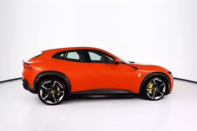 Ferrari Purosangue hiện là mẫu siêu SUV đầu tiên xuất hiện trên thị trường xe đã qua sử dụng tại Hoa Kỳ lại được niêm yết với mức giá cao hơn nhiều so với giá bán lẻ đề xuất của nhà sản xuất, dù mức giá xe Ferrari Purosangue khởi điểm chỉ 400.000 USD (khoảng 9,5 tỷ đồng).