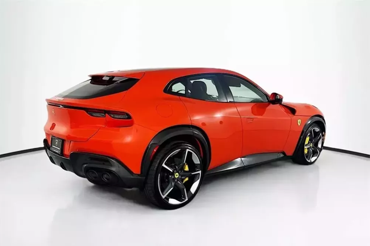 3 trong số 4 chiếc Purosangue hiện đều có giá chào bán cao ngất ngưởng là 699.980 đô la. Con số này cao hơn khoảng 300.000 USD (khoảng 7,1 tỷ đồng) so với giá khởi điểm ban đầu của siêu SUV. Mức chênh lệch này không phải do thuế gây ra như nhiều thị trường khác, mà ở tùy chọn mà các xe Ferrari Purosangue này sở hữu cũng như lợi nhuận khủng mà đại lý mong muốn có được.