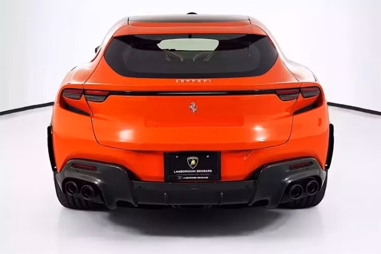 Một trong ba chiếc được sơn màu đen và đã đi được 200 dặm (320 km), một chiếc khác được sơn màu xám và đã đi được 210 dặm (338 km), trong khi một chiếc màu đỏ cũng được rao bán với 23 dặm (37 km), mới tinh. Thật thú vị, những chiếc xe màu đen và xám đã có sẵn tại đại lý từ cuối tháng 8 nhưng vẫn chưa được bán.