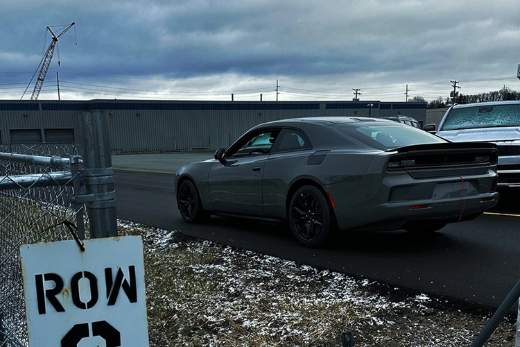 Phần mui của xe cơ bắp điện Dodge Charger vuốt đều xuống khoang hành lý với dạng hatchback giúp tối ưu không gian nội thất cũng như góp phần vào khả năng vận hành trên đường đua.