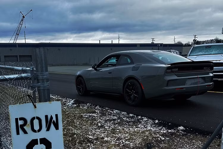 Phần mui của xe cơ bắp điện Dodge Charger vuốt đều xuống khoang hành lý với dạng hatchback giúp tối ưu không gian nội thất cũng như góp phần vào khả năng vận hành trên đường đua.