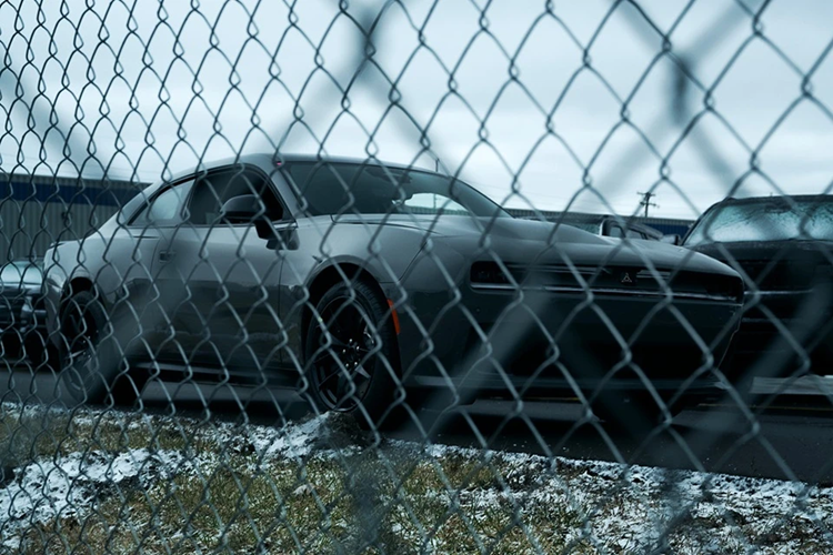 Mẫu xe này cũng được trang bị cánh gió khí động học cỡ nhỏ, nằm phía trên cụm đèn hậu cũng có dạng vuông, kết hợp cùng hệ thống âm thanh ống xả giả lập Fratzonic. Theo một số nguồn tin, phiên bản thuần điện nhập môn của Dodge Charger sẽ có công suất 402 mã lực, sử dụng hệ dẫn động cầu sau.