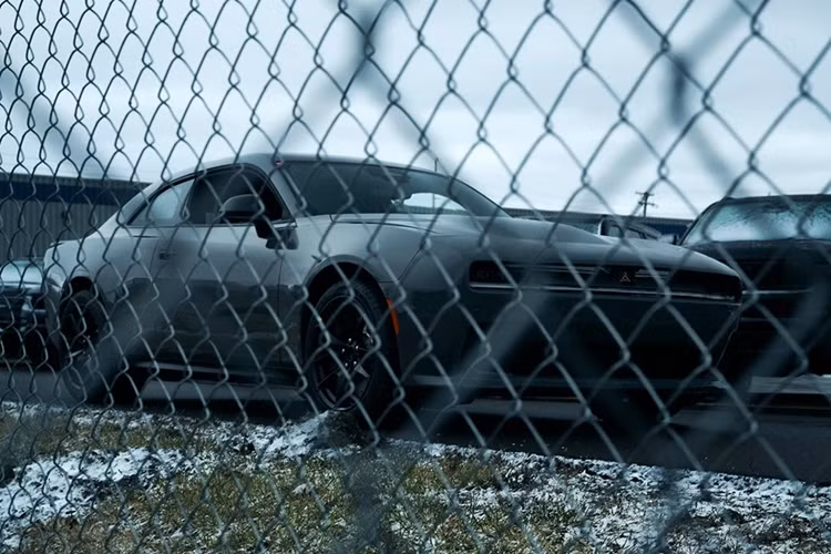 Mẫu xe này cũng được trang bị cánh gió khí động học cỡ nhỏ, nằm phía trên cụm đèn hậu cũng có dạng vuông, kết hợp cùng hệ thống âm thanh ống xả giả lập Fratzonic. Theo một số nguồn tin, phiên bản thuần điện nhập môn của Dodge Charger sẽ có công suất 402 mã lực, sử dụng hệ dẫn động cầu sau.