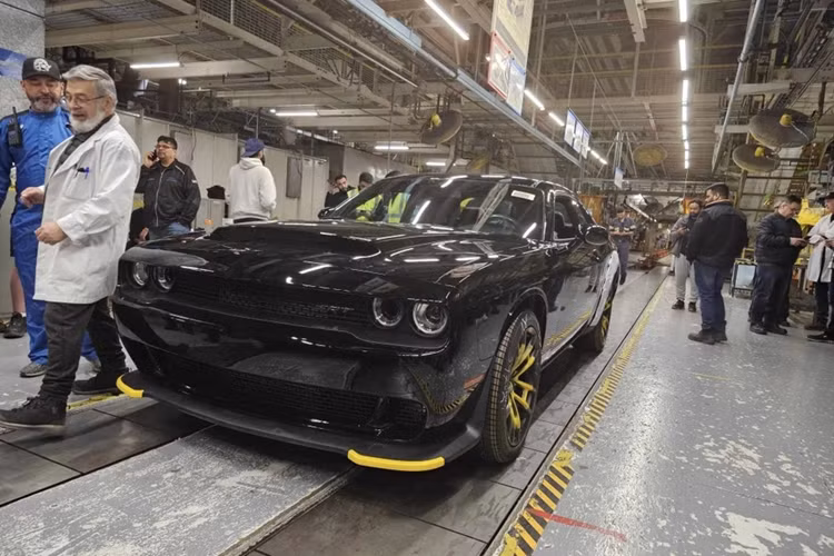 Cách đây không lâu, chiếc Dodge Challenger cuối cùng đã rời dây chuyển sản xuất của nhà máy Brampton, Canada. Dodge vẫn chưa cho biết liệu chiếc xe này có được bán cho một khách hàng đã đặt trước, hoặc được giữ lại để trưng bày nhằm tri ân một kỷ nguyên xe cơ bắp Mỹ biểu tượng.