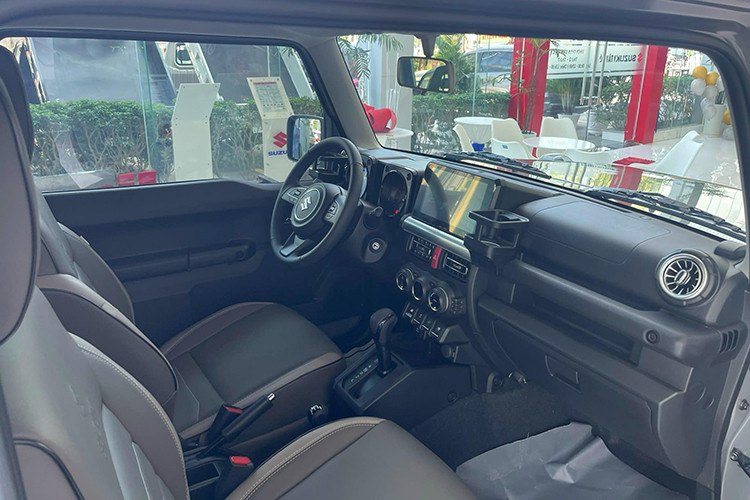 Về nội thất, ghế ngồi trên chiếc Suzuki Jimny bản độ tại Việt Nam này được bọc lại da, các chi tiết cửa gió điều hoà cũng được làm lại theo kiểu "tua-bin" như trên G-Class. Còn lại, bên trong khoang cabin của xe vẫn được giữ nguyên bản.