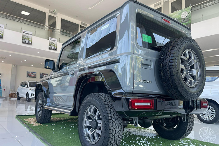 Với mức giá xe Suzuki Jimny 3 cửa độ G63 là 999 triệu đồng, ngoại thất của xe đã được thay đổi đáng kể từ lưới tản nhiệt, cản trước/sau, ốp hốc bánh, cụm đèn, viền cánh cửa sao cho thật tương đồng với chiếc Mercedes-AMG G63 đời mới.