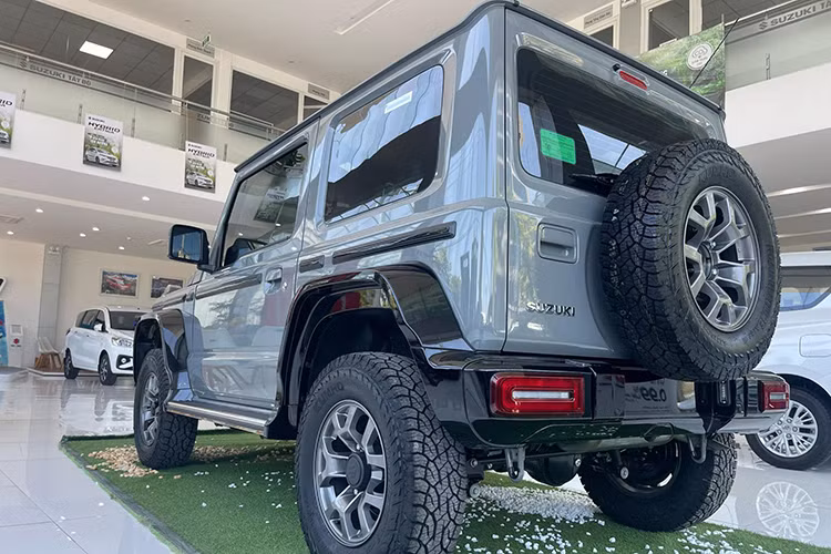 Với mức giá xe Suzuki Jimny 3 cửa độ G63 là 999 triệu đồng, ngoại thất của xe đã được thay đổi đáng kể từ lưới tản nhiệt, cản trước/sau, ốp hốc bánh, cụm đèn, viền cánh cửa sao cho thật tương đồng với chiếc Mercedes-AMG G63 đời mới.