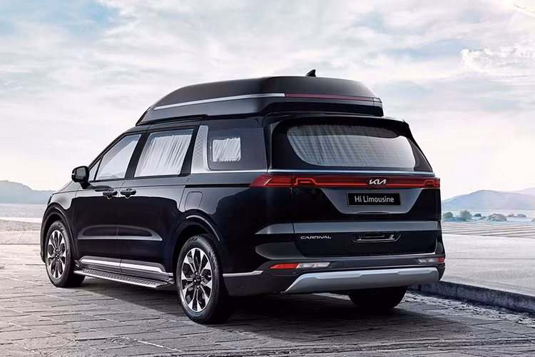 Được cho là phiên bản cao cấp nhất, định vị ngang với Toyota Alphard, mẫu MPV hạng sang Kia Carnival Hi-Limousine chắc chắn sẽ sở hữu nhiều tiện ích cùng mức giá đắt hơn đáng kể so với bản thường.