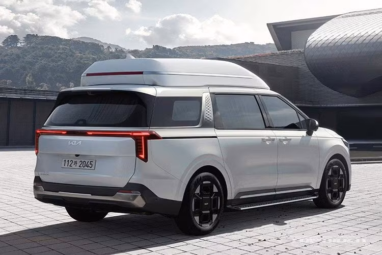 Nếu muốn tậu Kia Carnival Hi-Limousine động cơ hybrid, người dùng sẽ phải bỏ ra 103,6 triệu won (tương đương 1,9 tỷ đồng) cho bản 4 chỗ.