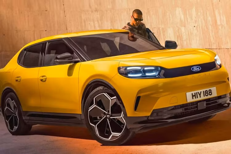 Đối với Ford Capri 2025 chạy điện, nhóm thiết kế của Ford đã đưa vào một số chi tiết thiết kế lấy cảm hứng từ chiếc coupe Capri 1969-86. Mẫu xe một dải màu đen chạy ngang mũi xe lấy cảm hứng từ kiểu dáng của lưới tản nhiệt nguyên bản và đèn ở mỗi góc có đèn chạy ban ngày DRL được sắp xếp theo cặp để gợi nhớ đến 4 đèn pha của Mk1 Capri.