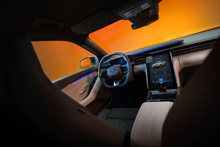 Nhưng nội thất của xe còn có một chi tiết cổ điển thú vị: các nan phía dưới của vô lăng trông giống như vô lăng thể thao cổ điển với các nan kim loại được khoan giống như loại được trang bị cho một số sản phẩm đặc biệt tương đồng của Capri RS2600.