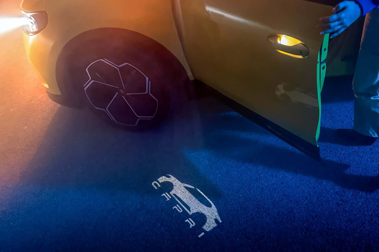 Khách hàng có thể lựa chọn phiên bản cao cấp hơn với động cơ kép và hệ dẫn động bốn bánh với công suất 335 mã lực cùng khả năng tăng tốc 0-100 km/h trong 5,3 giây. Chiếc xe hai động cơ này được trang bị pin 79 kWh thay vì gói 77 kWh của phiên bản cơ sở, nhưng trọng lượng của xe cũng tăng từ 2.098 kg lên 2.174 kg.