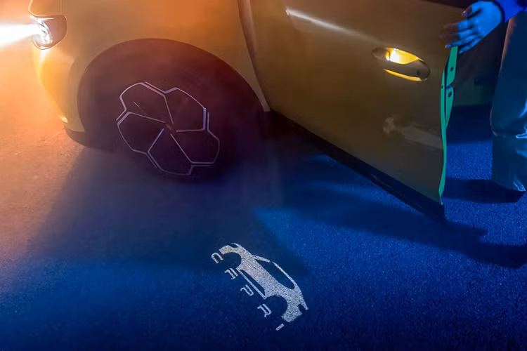 Khách hàng có thể lựa chọn phiên bản cao cấp hơn với động cơ kép và hệ dẫn động bốn bánh với công suất 335 mã lực cùng khả năng tăng tốc 0-100 km/h trong 5,3 giây. Chiếc xe hai động cơ này được trang bị pin 79 kWh thay vì gói 77 kWh của phiên bản cơ sở, nhưng trọng lượng của xe cũng tăng từ 2.098 kg lên 2.174 kg.