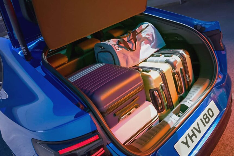 Ford cho biết phiên bản cơ sở có thể đi được 627 km mỗi lần sạc và bản cao hơn có thể đi được 592 km mỗi lần sạc. Bộ sạc kép này sạc nhanh hơn một chút vì và xe có thể sạc 185 kW thay vì 135 kW của phiên bản cơ sở.