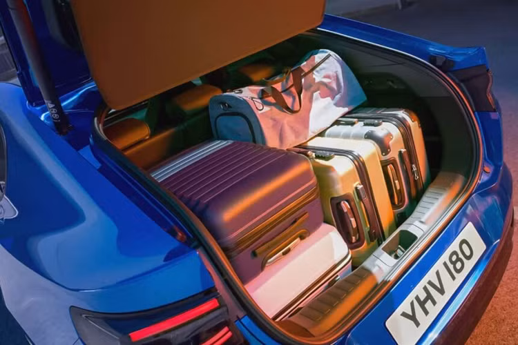 Ford cho biết phiên bản cơ sở có thể đi được 627 km mỗi lần sạc và bản cao hơn có thể đi được 592 km mỗi lần sạc. Bộ sạc kép này sạc nhanh hơn một chút vì và xe có thể sạc 185 kW thay vì 135 kW của phiên bản cơ sở.