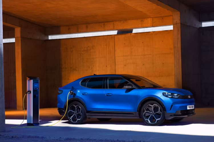 Bên trong nội thất, các chi tiết chủ yếu được chuyển từ Explorer xuống màn hình thông tin giải trí dọc 14,6 inch và lỗ đựng đồ bí mật có thể khóa phía sau.