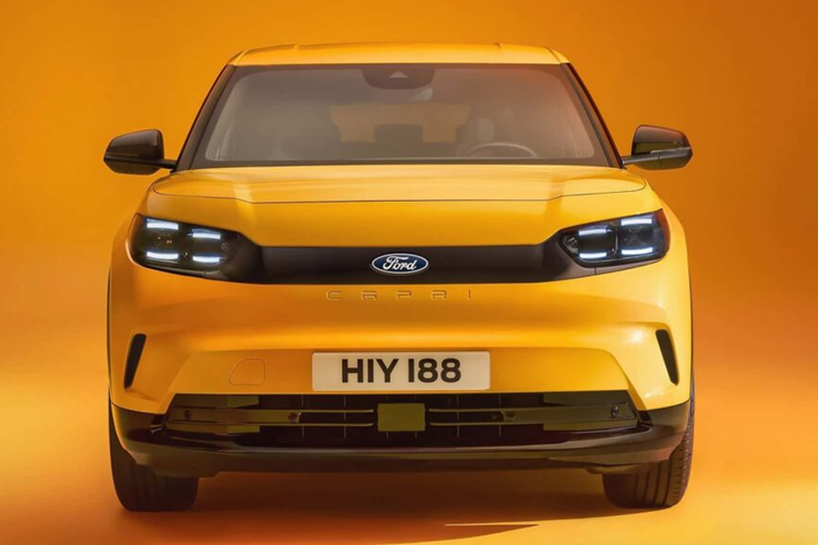 Các chi tiết lấy cảm hứng từ phong cách cổ điển khác bao gồm các chi tiết chắn bùn tinh tế và cửa sổ bên hình bầu dục phía sau, phần đuôi vuốt lên hướng mũ về phía cánh lướt gió đuôi vịt của RS3100 và đèn chạy ban ngày DRL phía sau gợi lên ký ức về đèn hậu của Mk3 Capri.