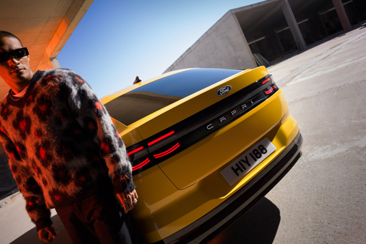 Các mẫu xe cao cấp cũng được nâng cấp từ bánh xe 19 lên 20 inch và cả hai phiên bản đều có thể nâng cấp lên bánh xe 21 inch và cải thiện các tính năng an toàn tiêu chuẩn với gói hỗ trợ người lái bao gồm màn hình hiển thị head-up, hỗ trợ đỗ xe chủ động, hỗ trợ chuyển làn đường và một camera 360 độ.