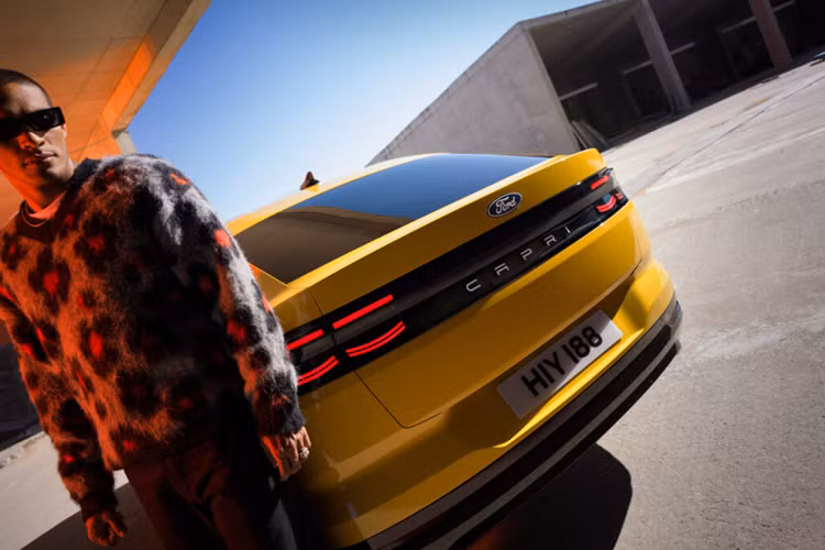 Các mẫu xe cao cấp cũng được nâng cấp từ bánh xe 19 lên 20 inch và cả hai phiên bản đều có thể nâng cấp lên bánh xe 21 inch và cải thiện các tính năng an toàn tiêu chuẩn với gói hỗ trợ người lái bao gồm màn hình hiển thị head-up, hỗ trợ đỗ xe chủ động, hỗ trợ chuyển làn đường và một camera 360 độ.