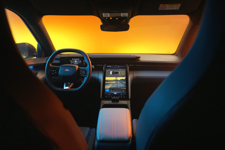 Điểm giống nhau duy nhất giữa Capri mới và cũ là phiên bản cơ sở của chiếc SUV là hệ dẫn động cầu sau. Phiên bản cơ sở của xe được trang bị 1 động cơ điện công suất 282 mã lực. Với trang bị này, mẫu xe có khả năng tăng tốc từ 0 – 100 km/h trong 6,4 giây.