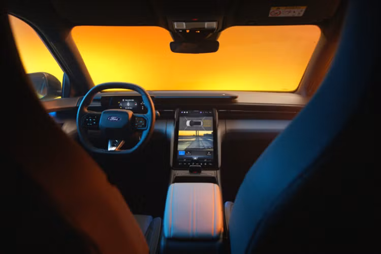 Điểm giống nhau duy nhất giữa Capri mới và cũ là phiên bản cơ sở của chiếc SUV là hệ dẫn động cầu sau. Phiên bản cơ sở của xe được trang bị 1 động cơ điện công suất 282 mã lực. Với trang bị này, mẫu xe có khả năng tăng tốc từ 0 – 100 km/h trong 6,4 giây.