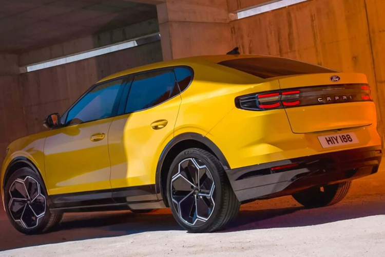 Phiên bản Premium bổ sung thêm hệ thống âm thanh B&amp;O 10 loa với loa siêu trầm, hệ thống đèn nội thất xung quanh, đèn LED Matrix và cửa cốp rảnh tay phía sau.