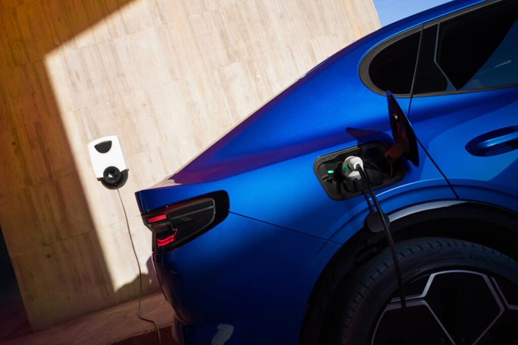 Tất cả các phiên bản đều có hệ thống điều hòa khí hậu hai vùng; ghế sưởi ấm, massage 12 hướng; gương cửa có sưởi và gập chiếu hình ảnh chiếc Capri xuống đất, khởi động không cần chìa khóa, sạc điện thoại không dây và Apple CarPlay và Android Auto không dây.