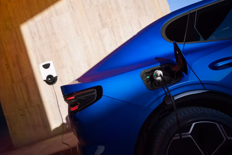 Tất cả các phiên bản đều có hệ thống điều hòa khí hậu hai vùng; ghế sưởi ấm, massage 12 hướng; gương cửa có sưởi và gập chiếu hình ảnh chiếc Capri xuống đất, khởi động không cần chìa khóa, sạc điện thoại không dây và Apple CarPlay và Android Auto không dây.