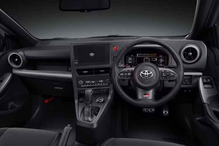 Xe được trang bị một cánh lướt gió phía sau mới cũng như các phần che mưa. Ngoài ra, người dùng xe cũn có thể lựa chọn trang bị bộ mâm độ chính hãng. Bộ mâm này được làm bằng nhôm có kích thước 18 inch, 15 nan với thiết kế thể thao phối giữa màu bạc và đen.