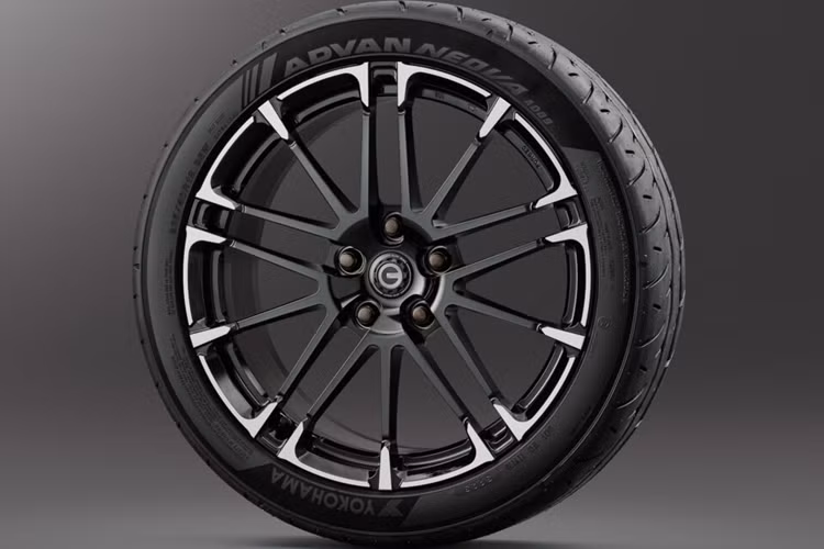 Ở phần thân xe, hatchback thể thao Toyota GR Yaris 2024 được trang bị tấm líp hông thể thao cũng như bộ khuếch tán phía sau mới mạnh mẽ, góc cạnh hơn. Bộ khuếch tán này không chỉ đem lại hiệu quả thẩm mỹ mà còn tăng lực ép, ổn định phần đuôi xe hơn.