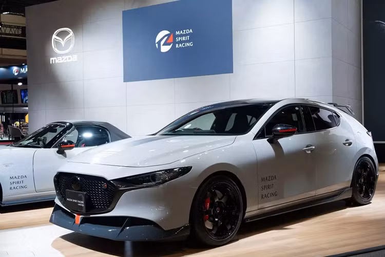 Trong triển lãm Tokyo Auto Salon 2024 diễn ra tại Nhật Bản, hãng Mazda đã mang 2 mẫu xe concept mới đến trưng bày. Trong đó, đáng chú ý hơn cả là mẫu xe concept được phát triển dựa trên Mazda3 Hatchback. Mẫu xe concept này được gọi bằng cái tên đầy đủ là Mazda Spirit Racing 3 Concept mới.