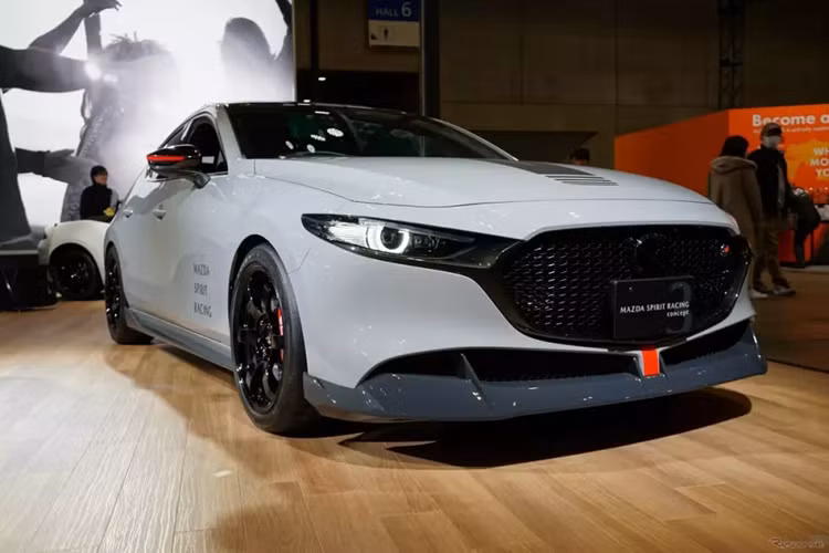 So với phiên bản thường, mẫu xe thể thao Mazda Spirit Racing 3 Concept sở hữu một số thay đổi về mặt ngoại hình. Điểm nhấn của mẫu xe concept này nằm ở bộ body kit ngoại thất, bao gồm cánh lướt gió trước cỡ lớn, cánh lướt gió bên sườn và phía sau, tất cả đều được sơn màu đen.