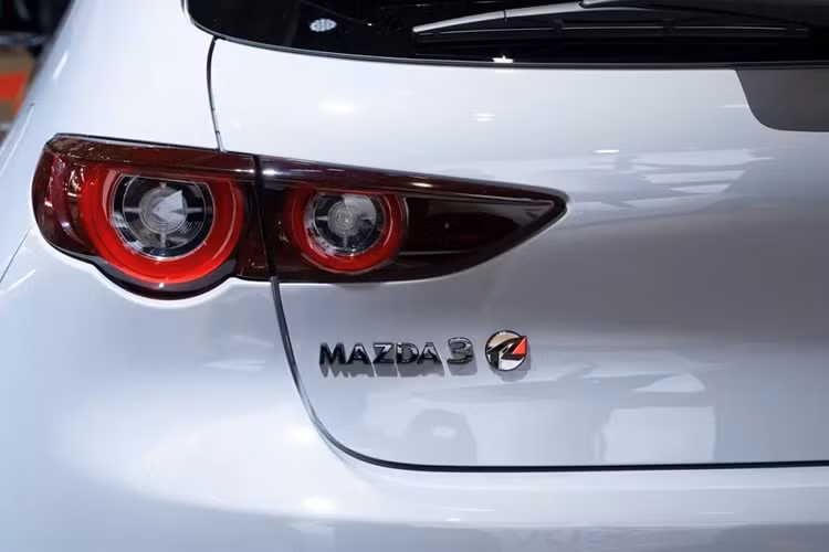 Trang bị nổi bật còn lại của mẫu xe này ở thị trường Nhật Bản là hệ thống kiểm soát chân ga khi tiến/lùi nâng cấp. Ngoài những chướng ngại vật như ô tô và bức tường, hệ thống hiện có thể phát hiện thêm người đi bộ phía trước. Trong khi đó, hệ thống giám sát người lái nâng cấp có thêm tính năng cảnh báo mất tập trung.