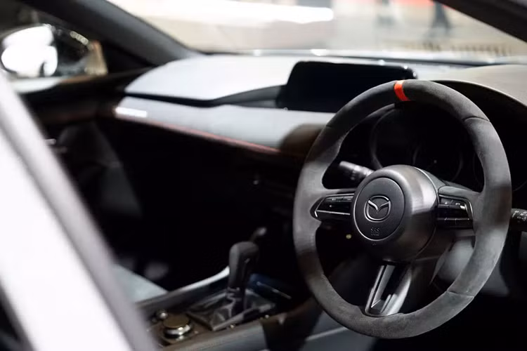 Thêm vào đó là tính năng khởi động máy từ xa thông qua ứng dụng MyMazda trên điện thoại thông minh. Động cơ của mẫu xe concept này có vẻ cũng giữ nguyên. Tại thị trường Nhật Bản, Mazda3 hiện có đến 4 tùy chọn động cơ, bao gồm máy xăng SkyActiv-G 1.5L, máy dầu SkyActiv-D 1.8L, hệ truyền động mild hybrid e-SkyActiv X và hệ truyền động mild hybrid e-SkyActiv G 2.0.