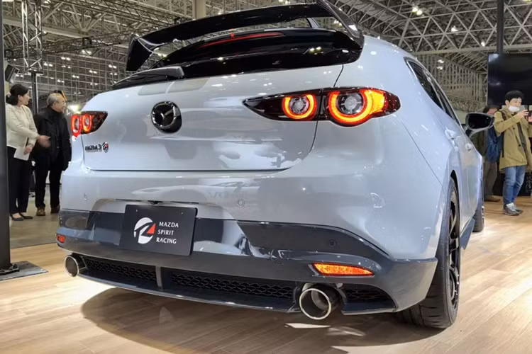 Khi phát hiện người lái có dấu hiệu mất tập trung, xe sẽ cảnh báo qua âm thanh và màn hình. Theo đại diện của hãng Mazda, Spirit Racing 3 Concept sẽ có phiên bản thương mại để bán ra thị trường. Nếu đúng như vậy, mẫu xe này sẽ là đối thủ của Honda Civic Type R.