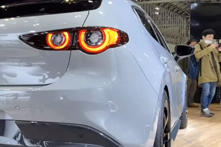 Trên nắp ca-pô, nóc và cửa cốp sau còn có thêm vạch kẻ sơn màu đen. Trên cửa trước và nắp ca-pô đều có thêm tem Mazda Spirit Racing, đây là thương hiệu gắn liền với những chiếc xe đua của hãng tại Nhật Bản.