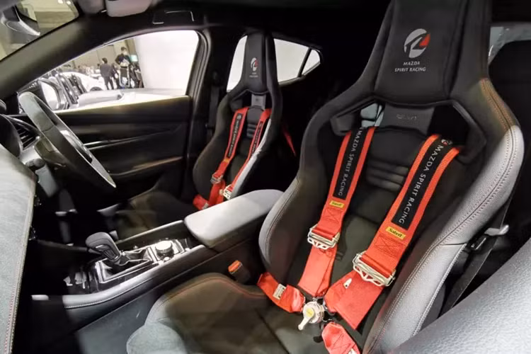 Trong đó, e-SkyActiv G 2.0 bao gồm máy xăng 4 xi-lanh, hút khí tự nhiên, phun nhiên liệu trực tiếp, dung tích 2.0L, mô-tơ điện và hộp số tự động 6 cấp. Động cơ xăng tạo ra công suất tối đa 156 mã lực và mô-men xoắn cực đại 199 Nm. Mô-tơ điện bổ sung công suất tối đa 6,9 mã lực và mô-men xoắn cực đại 49 Nm cho xe.