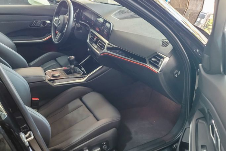 Chiếc BMW M3 G80 này được trang bị bộ mâm đa chấu màu đen bóng có kích thước 19 inch ở phía trước và 20 inch ở phía sau, đi kèm với cùm phanh màu đỏ nổi bật.