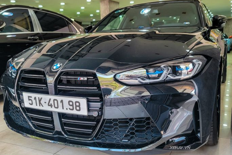 Chiếc BMW M3 G80 số sàn độc nhất Việt Nam này sở hữu dáng dấp hầm hố, đầy cá tính đi cùng màu sơn đen Black Sapphire đầy phong cách.
